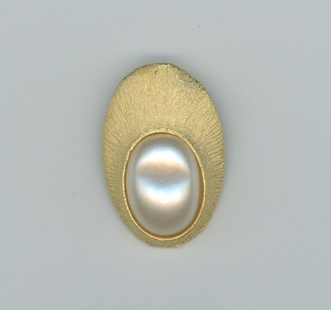 42L Oblong Metal Rim Pearl Shank Button